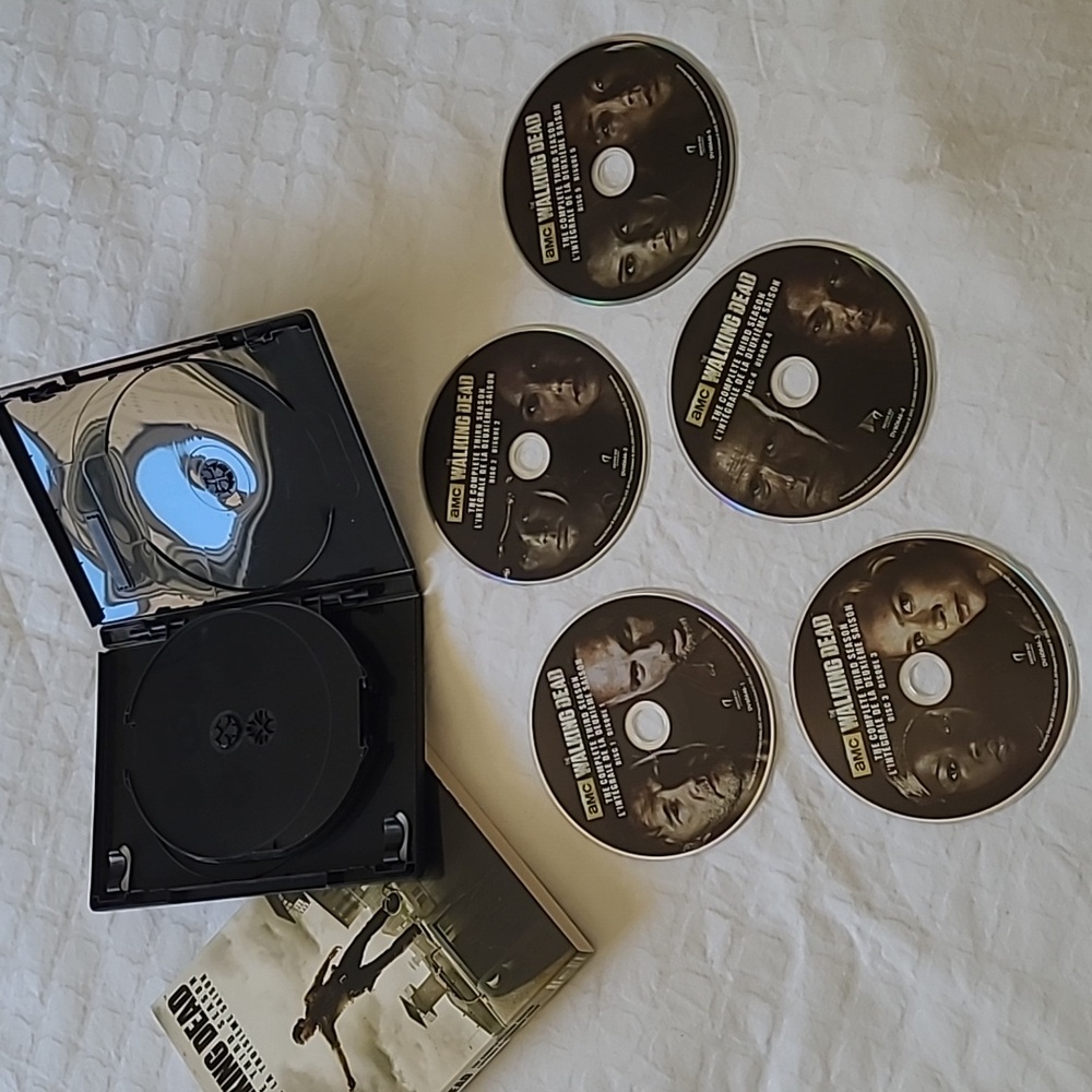 WALKING DEAD DVDs Seasons 1, 2 & 3 - Picture 12 of 14